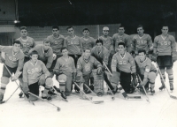 Jaroslav Krupička (čtvrtý zleva) v juniorském národním týmu, 60. léta