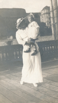 Grandmother with her daughter (the mother of the witness), circa 1914