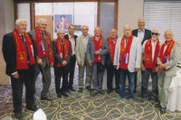 Setkání stříbrných medailistů z Letních olympijských her v Tokiu (1964), pamětník čtvrtý zprava, 2004 