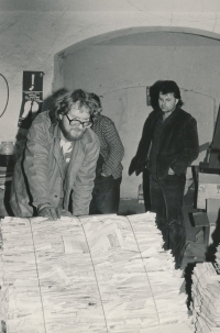 Karel Navrátil (in front) at work in the scrapyard in Korunní Street in Prague, circa 1985