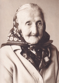 Prababička Anežka Koláčná roz. Semeráková (1883-1970), Bukovina, 1965
