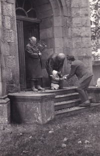 Zlatá svatba babi a dědy Machů, evangelický kostel Stroužné, 1977