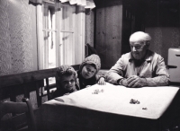 Adolf Mach s pravnoučaty, Stroužné, 1980