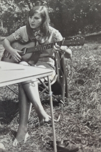 Hana Staňklvá with guitar, 1965
