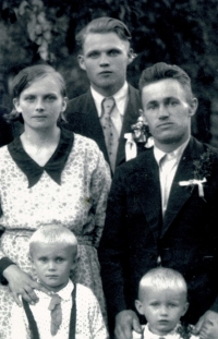 Paternal grandparents: grandmother Terezie née Valčíková, grandfather Jan Beňo and their children. Behind them Josef Valčík, grandmother's brother, 1935