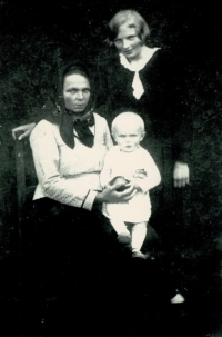 Josef Valčík's mother Veronika Valčíková, great-grandmother of the witness, with her daughter Terezie, the witness´s grandmother, and her son Emil - the witness´s father, 1932