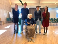 Žáci ZŠ Květnového vítězství s Boženou Židoňovou během projektu Příběhy našich sousedů