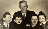With grandfather Adolf Endler, mother and siblings in Šluknov in 1953.