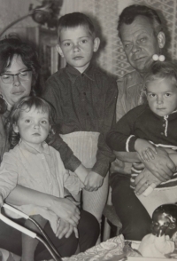 Witness in 1970 with her husband Jaroslav Hošek and children Michaela (on her lap), Petr and Martina