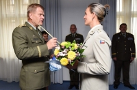 Barbora Špotáková presents Gen. Bečvář the small spear in 2017