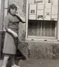 Witness at the news board, Šluknov Castle 1980
