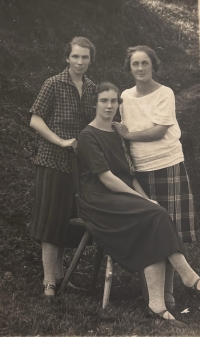 Anna Bizova's mother Anna Sussmanová, nee. Klierova, right