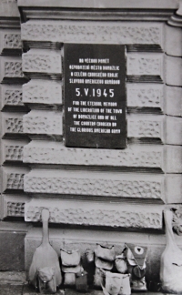 Plaque commemorating the liberation of Domažlice by the US Army with the US military backpacks ("usárnas"), 1970