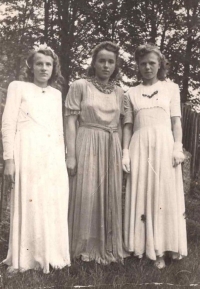Anna Novotná (centre) at her confirmation in 1948
