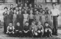 František Vlk (třetí zprava, vedle učitele), žák páté třídy, Božice, 1957