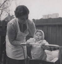 Getrude Schreckeneder with her mother, Antonina Procháska, 1939