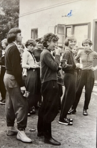 Ve škole. Inge první zprava