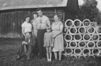 Josef Knob (standing in the middle) with his mother Marie Knobová, daughter Iva and friends Škopek