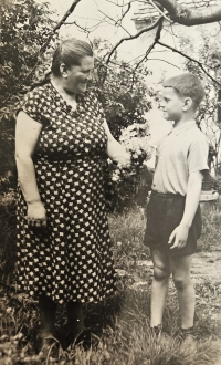 Marián Kvarda wishes his mother Anděla Kvardová a happy 50th birthday (1956)