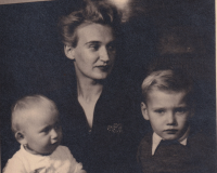 Witness with mother and sister