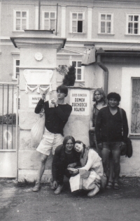 Sokolovské „máničky“ na pochodu Praha-Prčice, 1986