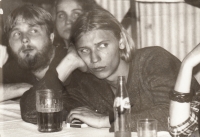 V Horní Blatné na lesní brigádě pořádané Jindřichem Konečným (1989). Petr Procházka vlevo. 