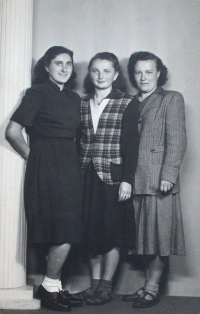 Růžena Dlabalová with classmates from the Continuation Business School, in the middle Růžena Carupodnicová, Benešov, 1950
