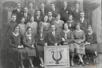 Sbormistr Karel Štěpánek s teremnským pěveckým sborem, 1932