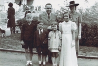 Božena Tomšová (bottom centre) with her older sister, parents and relatives František and Karlík, around 1942