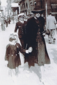 Witness with her governess Miss Nápravníková in the streets of the Protectorate, around 1942