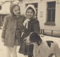 Gertrude Schreckeneder (right), 1943
