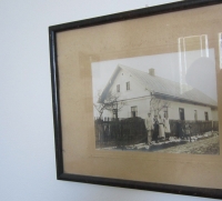 Picture of the Špirk family in front of the cottage and mill in Janovice nad Úhlavou