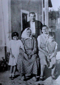  Marie Brabcová Jr., ... Brabcová, Václav Brabec, Marie Brabcová and two-year-old Růžena Brabcová (Dlabalová), Jírovice, 1934