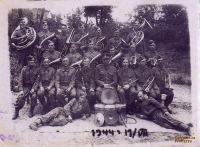 Armádní kapela Svobodovy armády, 1944, Karel Štěpánek v prostřední řadě třetí zprava