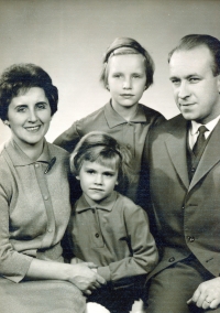 Marie Ševcová, then Dušánková, with her sister and parents