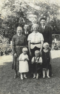 With mother, father, aunt, uncle and their little son. Ludmila is wearing the white dress. The older girl is Ludmila's sister Marie (1938)