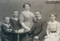 The family of the witness's father Karl Procháska before 1914; the witness's father is second from left