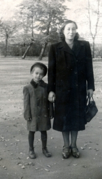 Juraj with his mother Berta Lauferová in 1942