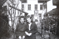 Sisters with their backs to the house in Plačkova Street