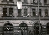 Bratři Škvorovi (uprostřed) připraveni na oslavy konce války, Vinohrady, květen 1945 (autorem snímku je jejich otec)