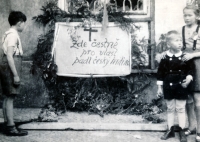 Vladimír Škvor (vlevo) u improvizovaného pomníku jednoho z padlých obránců Prahy během Pražského povstání