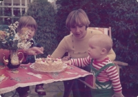 In London at her parents' house, son Lukáš with a cake, 1978