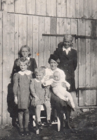 Květoslava Čaloudová with her mother and siblings, 1943