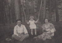Zdeňka Lukašíková with her parents and younger brother around 1931
