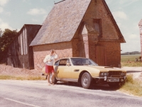 Exmanželka Susan s vozem Aston Martin, 1978