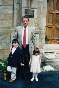 S dětmi Janem a Alexandrou u svatého přijímání v Newportu, 2002