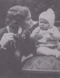 Josef Feld with his mother, 1933