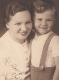 Josef Feld with his mother, 1938