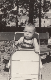 Ewald Schütz in the park in Smetana Gardens, 1944