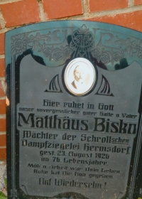 Tombstone of Matthäus Bisk's, maternal grandfather, who worked in the brickworks in Heřmánkovice (Hermsdorf)